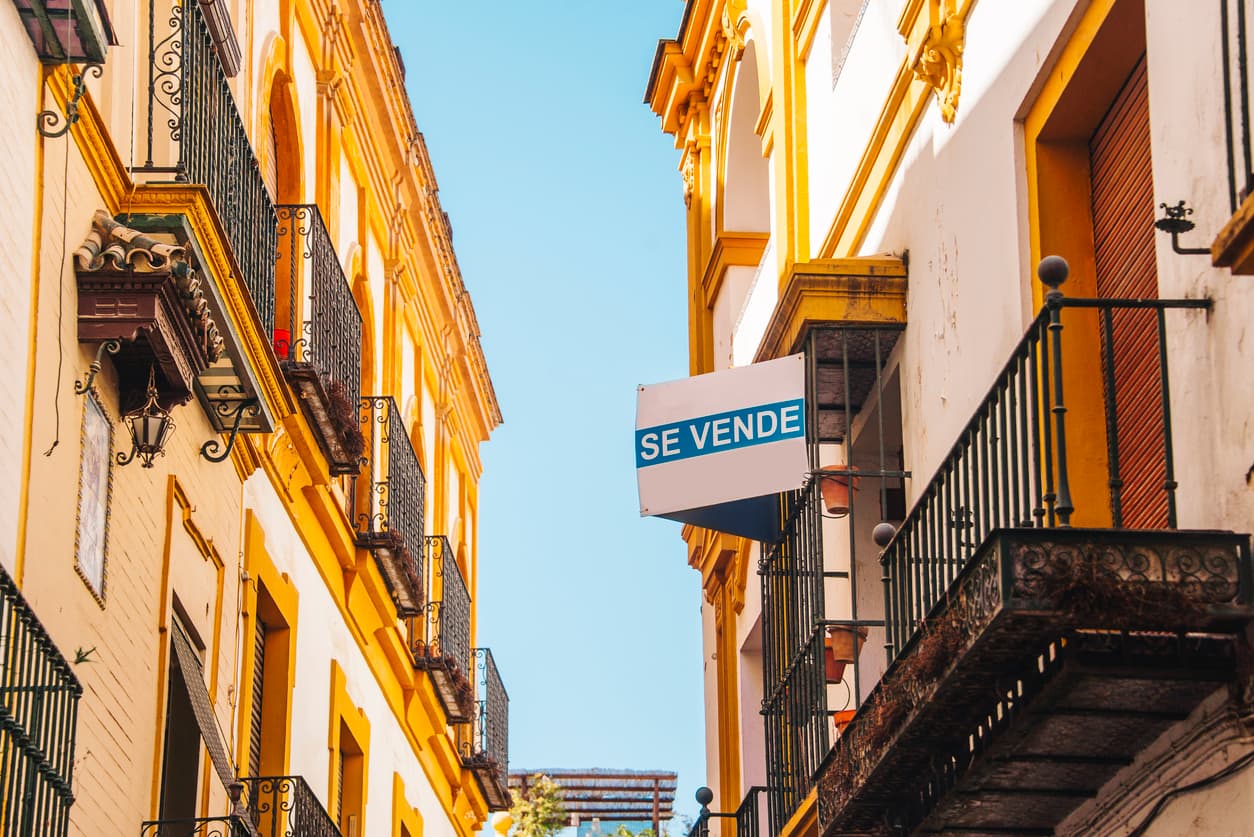 Sign reading "SE VENDE" ("For sale") on a property in Seville, Spain