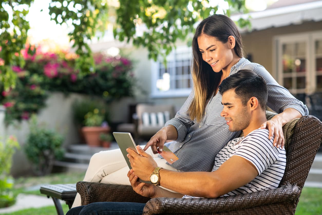 Young couple in Los Angeles, California in the United States using a credit card
