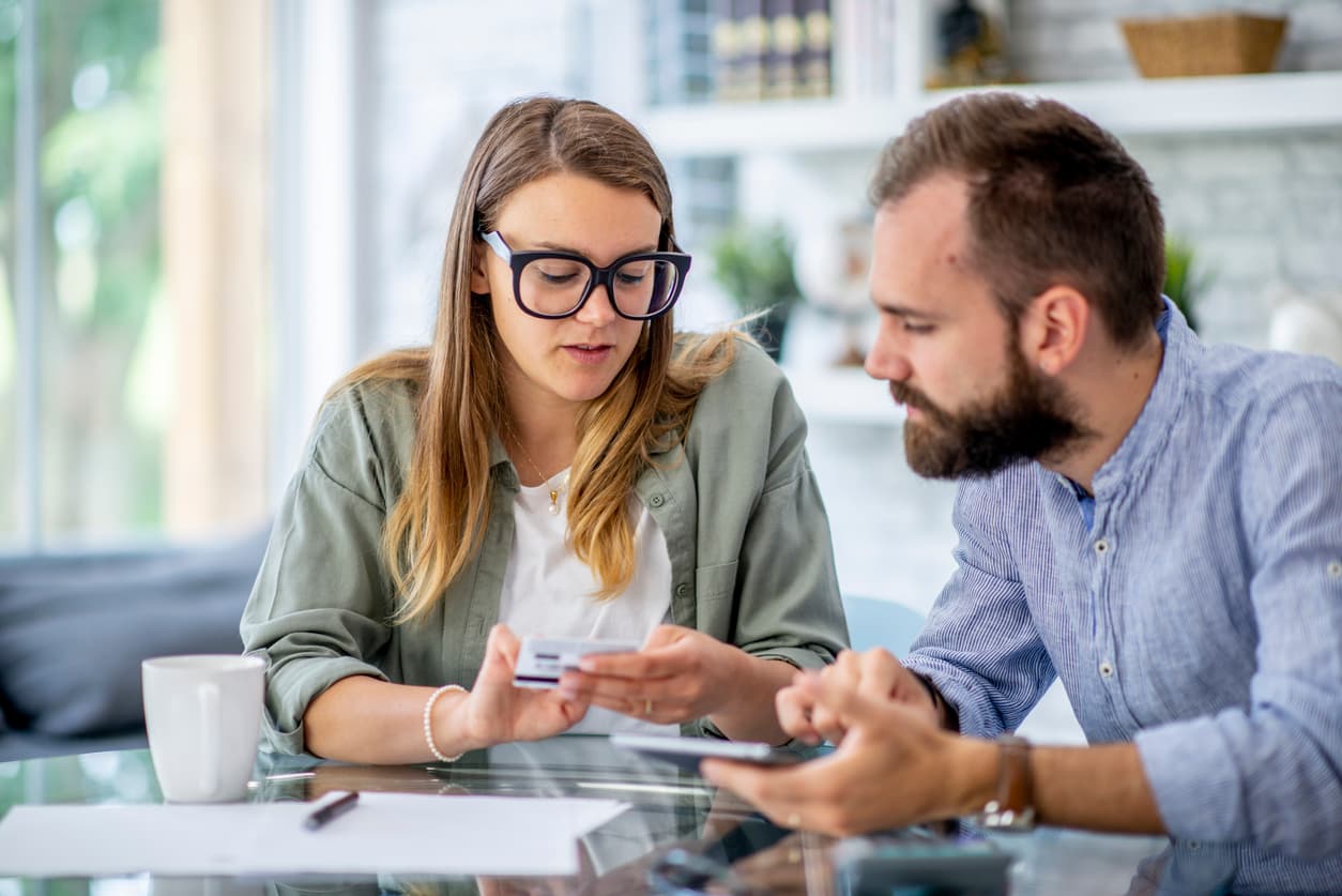 Expats using a credit card in Canada